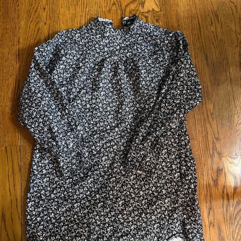 Zara women’s black and white floral blouse with tie back detail. Size L #floral